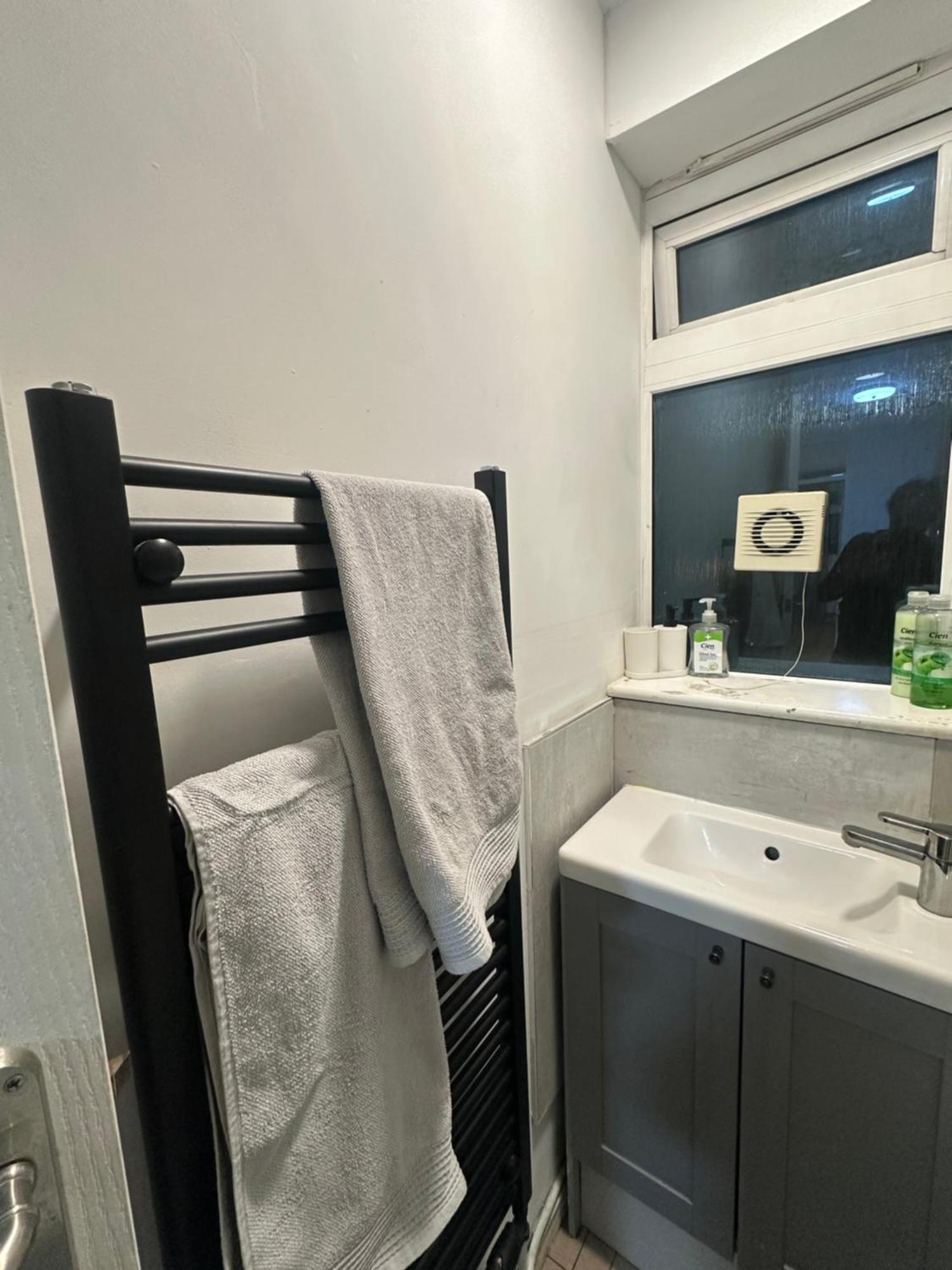 Simple And Tidy - Short Walk To Kennington & Oval Station Appartamento Londra
